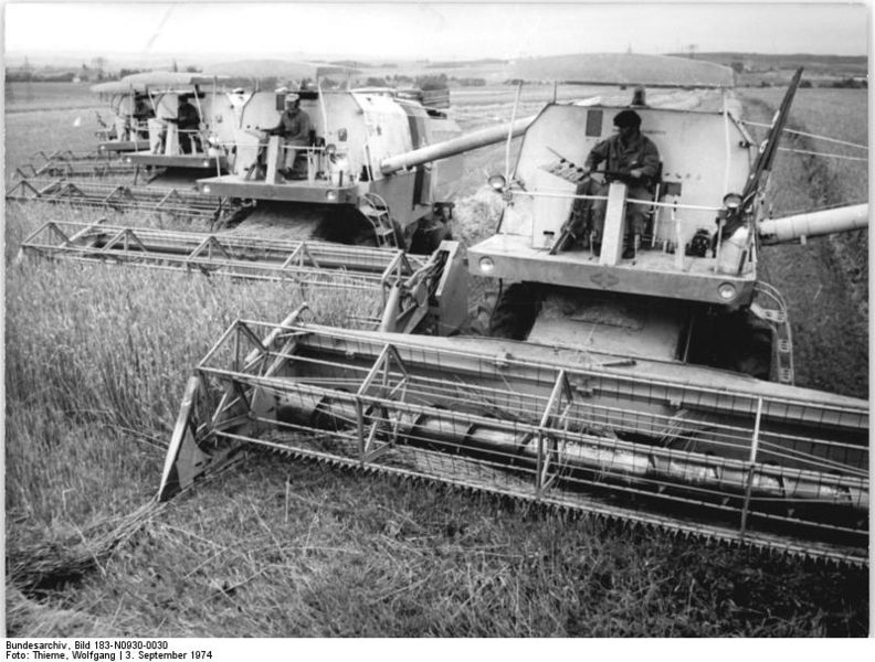 File:Bundesarchiv Bild 183-N0930-0030, Getreideernte in einer KAP, Erntehelfer.jpg