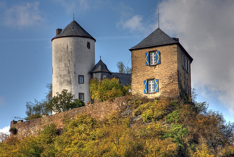 File:Burg Kreuzberg von Südosten, 2009.jpg