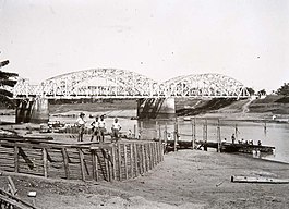 COLLECTIE TROPENMUSEUM Aanleg van een pontonbrug naast de spoorbrug over de rivier Citarum tijdens een oefening van de jin Tandjoengpoera TMnr 60016114.jpg