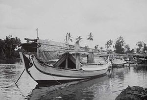 COLLECTIE TROPENMUSEUM Een Madurese prauw op de Martapura-rivier Bandjermasin TMnr 60040661.jpg