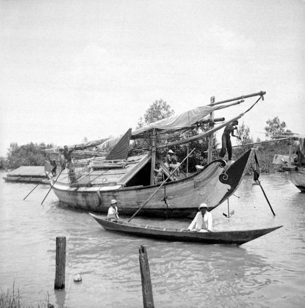 File:COLLECTIE TROPENMUSEUM Een zeilschip en een roeiboot op de Sambas-rivier in West-Borneo TMnr 10010704.jpg