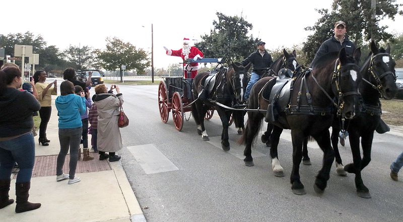 File:Caisson Section delivers Santa to Gold Star Families 131208-N-UR169-001.jpg