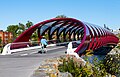 Un ciclisto cruzando el puente de la paz