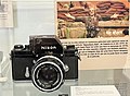 Nikon F, una reflex sobradamente probada en la dómina de la guerra de Vietnam, comercializada n'abril de 1959,​ foi una de les cámares más avanzaes de la so dómina .