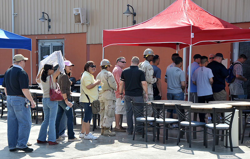 File:Camp Lemonnier personnel line up to see Avatar cast 2010-01-31.jpg