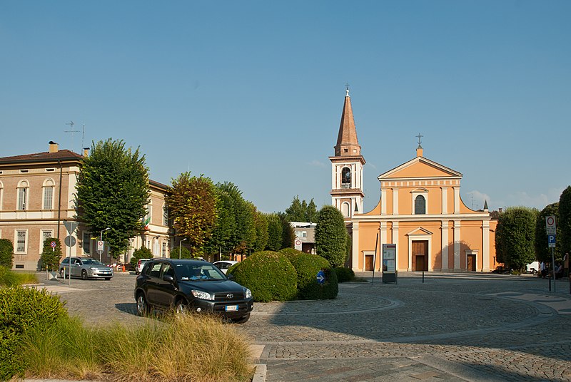 File:Campogalliano, Piazza nel centro.jpg