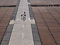 Überdachter Parkplatz mit Radfahrerin, Caparica, Portugal