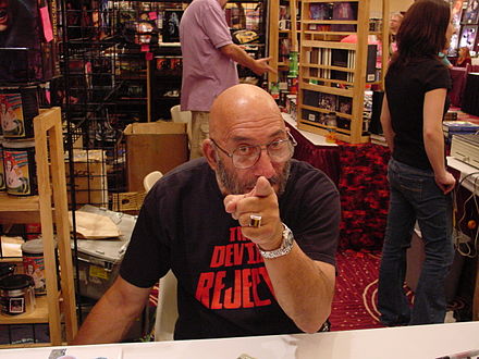 Sid Haig, alias Captain Spaulding, portant un t-shirt de The Devil's Rejects, lors du DragCon de 2005.