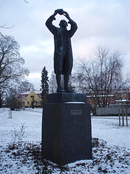 Statue of Scheele in Köping, Sweden.