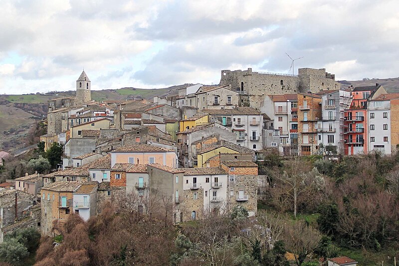 File:Castello di Tufara - veduta.jpg