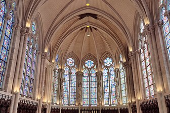 La nef de la chapelle de l'institution des Chartreux.