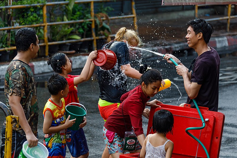 File:Chiang-Mai Thailand Songkran-Festival-2017-02.jpg