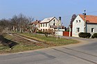 Čeština: Přejezd přes již pravidelně nepoužívanou trať Kolešovice–Krupá v Chrášťanech English: Level crossing in Chrášťany, Czech Republic.