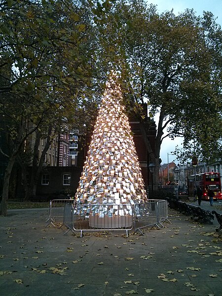 File:Christmas Tree, Dovehouse Green, Chelsea, London - geograph.org.uk - 3758435.jpg