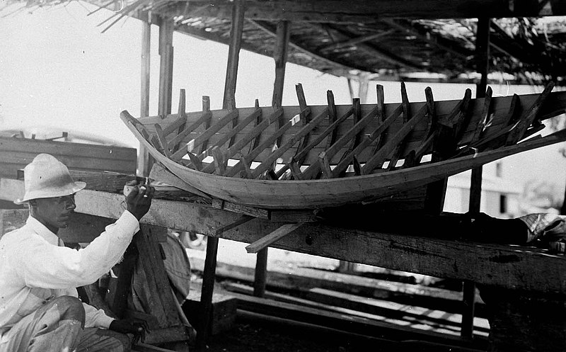 File:Collectie NMvWereldculturen, TM-60046338, foto 'Man bij een model van de 'Prinses Juliana', fotograaf niet bekend, 1900-1940.jpg