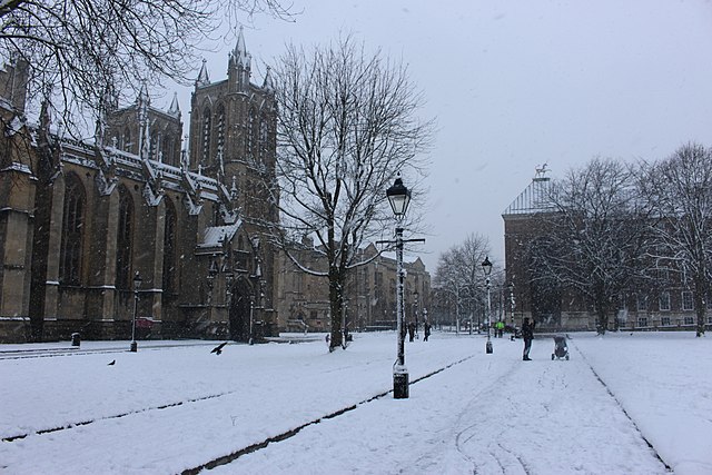 640px-College_Green_Bristol_in_winter.jpg (640×427)