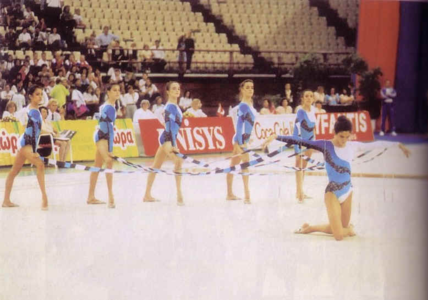 Isabel (segona a l'esquerra) en l'inici de l'exercici de 6 cintes al Mundial d'Atenes (1991)