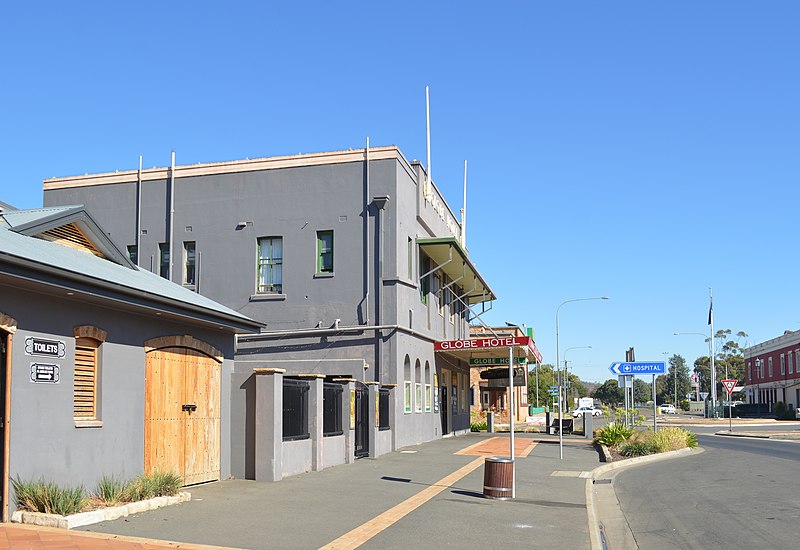 File:Cootamundra Globe Hotel 002.JPG