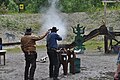 “牛仔战斗射击”赛中对各种形状的铁靶射击