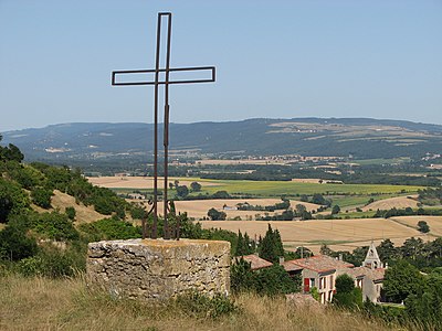 Simple croix en métal au-dessus de Saint-Paulet (Aude).