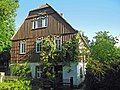 Pfarrhaus (Obergeschoss verbrettert), zwei Scheunen, Seitengebäude mit Durchfahrt und Blockhaus vom Triebenberg