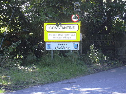 A twinning sign indicating the relationship between Pont-Croix and Constantine DSCN0722ConstantineSignpost.JPG