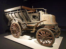 Daimler shooting brake 6 hp, twin-cylinder, 1526 cc engine, mounted at the front of the car, four-speed gearbox and chain drive manufactured Coventry 1897 in the UK's first series production run
Louwman Museum Daimler 6hp twin-cylinder Six-seat brake.JPG