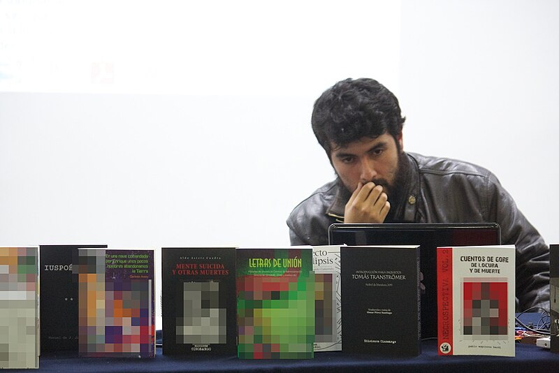 File:Daniel Rojas Pachas y parte del catálogo de Cinosargo Ediciones.jpg