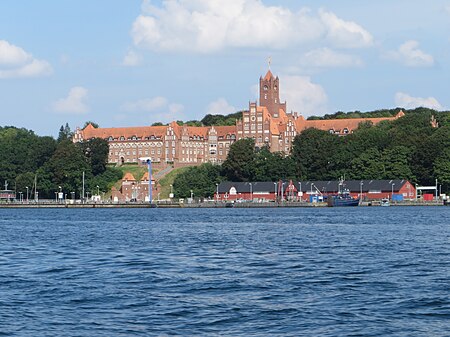 Tập_tin:Das_Rote_Schloss_am_Meer_(Flensburg-Mürwik_Juli_2014),_Bild_07.JPG