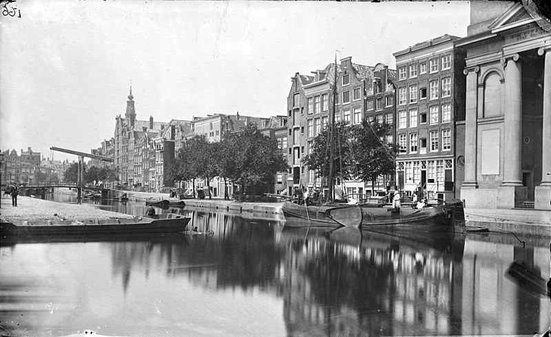 File:De Houtgracht gezien in westelijke richting naar de Zwanenburgwal, met uiterst rechts de rooms-katholieke Mozes en Aäronkerk op nummer 59 (cropped).jpg