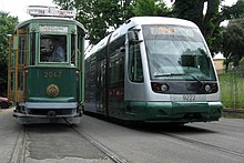 Deux générations de tramways à Rome.JPG