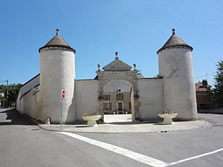 Le portail d'entrée du château de Montrol.