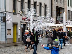 Dresden, Weihnachtsmarkt an der Frauenkirche, Seifenblasenkünstler -- 2023 -- 9351.jpg