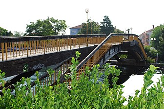 Мостот во јули 2009 година