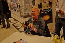 Elżbieta Dzikowska ze swoją książką Groch i kapusta czyli podróżuj po Polsce
