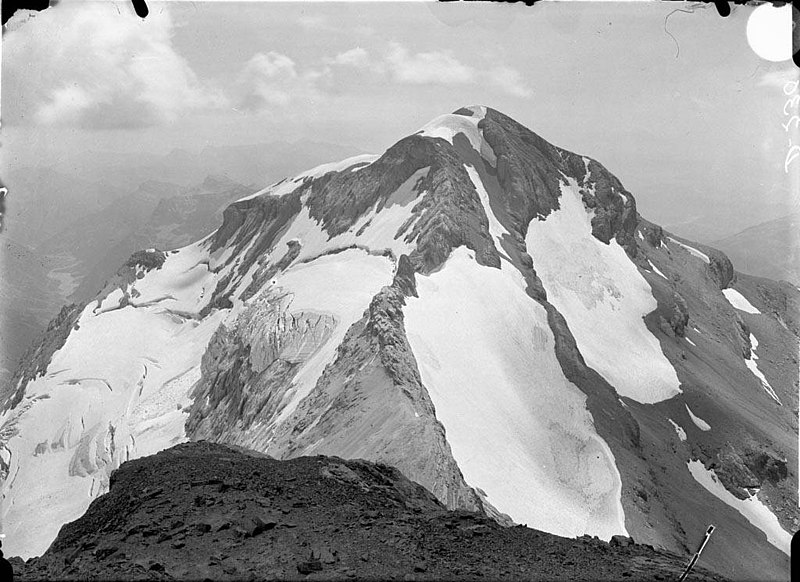 File:El cim del Mont Perdut amb neu des del Cilindro de Marboré.jpeg