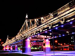 Ponte de Ferro Benjamin Constant à noite.