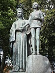 Margareta och adoptivsonen Erik avbildade med en staty av Axel Poulsen i Viborg, Danmark