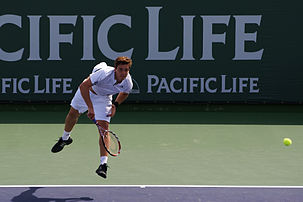 Ernests Gulbis après un service au cours d’un match du deuxième tour du Tournoi d’Indian Wells 2008. (définition réelle 2 000 × 1 333)