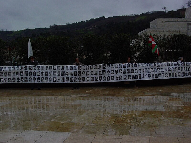 File:Euskal Presoak demo in front of the Bilbao Guggenheim in 2004.JPG