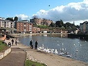 Die Exe rivier en die kaai met die stadsmuur in die agtergrond.