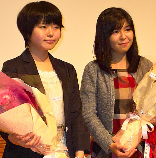 Women's professionals Momoko Katō 3-dan (left) and Sae Itō 2-dan (right)