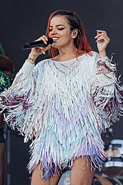 Lily Allen en concert lors du festival des Vieilles Charrues 2014.