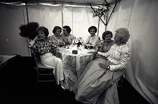 Šest prvních dam ve Washingtonu v roce 1994 (zleva): Nancy Reaganová, Lady Bird Johnsonová, Hillary Clintonová, Rosalynn Carterová, Betty Fordová, a Barbara Bushová