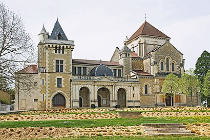 Comment aller à Château et Basilique de Fontaine-lès-Dijon en transport en commun - A propos de cet endroit