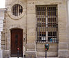 Fontein 6 rue Colbert - mascaron + door.JPG