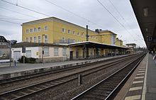 Rückseite des Bahnhofs, links die Transformatorenstation und rechts das Gleisbildstellwerk