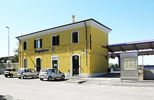 Gaggiano - stazione ferroviaria - lato strada.jpg