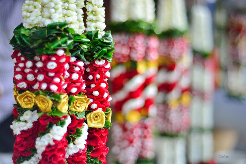 File:Garlands (36090252).jpeg