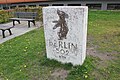 Berliner Meilenstein mit Berliner Bär bei der Zentralschule; etwas Ähnliches war beim Deutschen Haus (nahe der Flensburger Innenstadt) geplant.